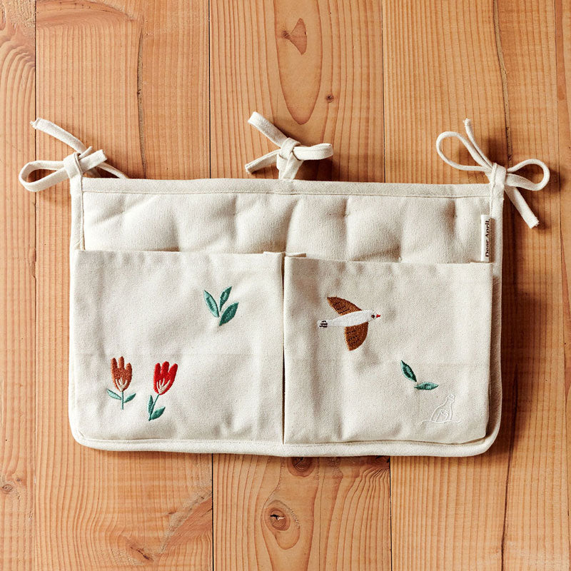 Dear April Betttasche in 'Songbirds'