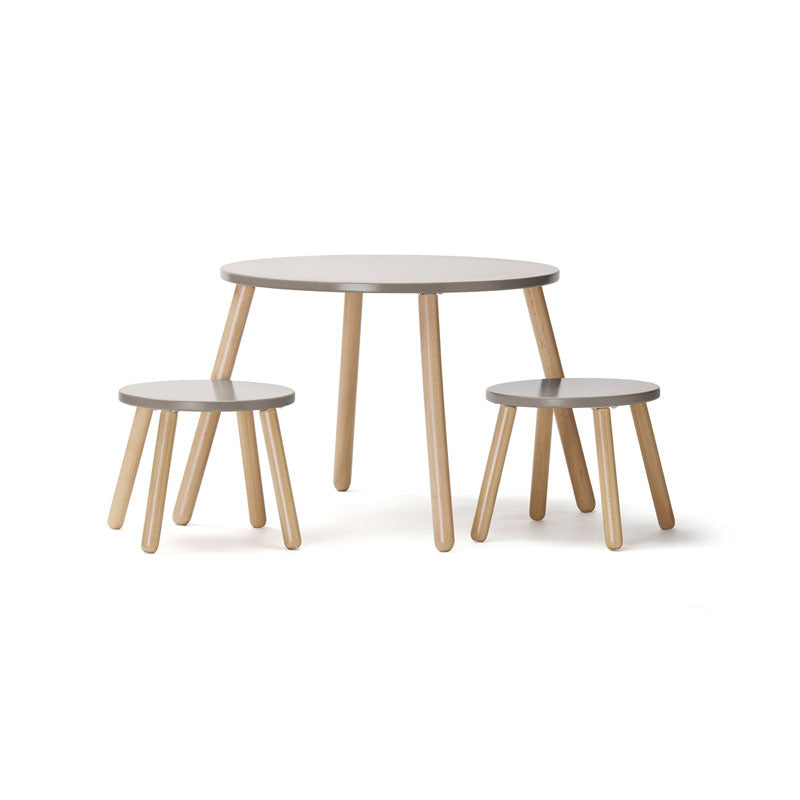 Kids Concept Sitzgruppe aus Tisch und zwei Hockern in hellbraun