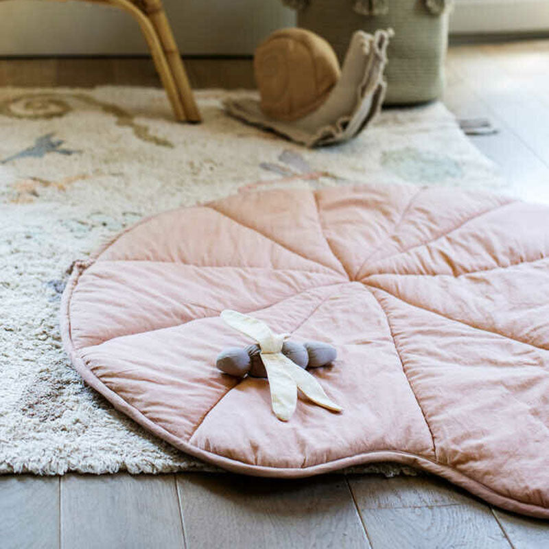 Lorena Canals waschbare Krabbeldecke 'Water Lily' vintage nude 95x95cm
