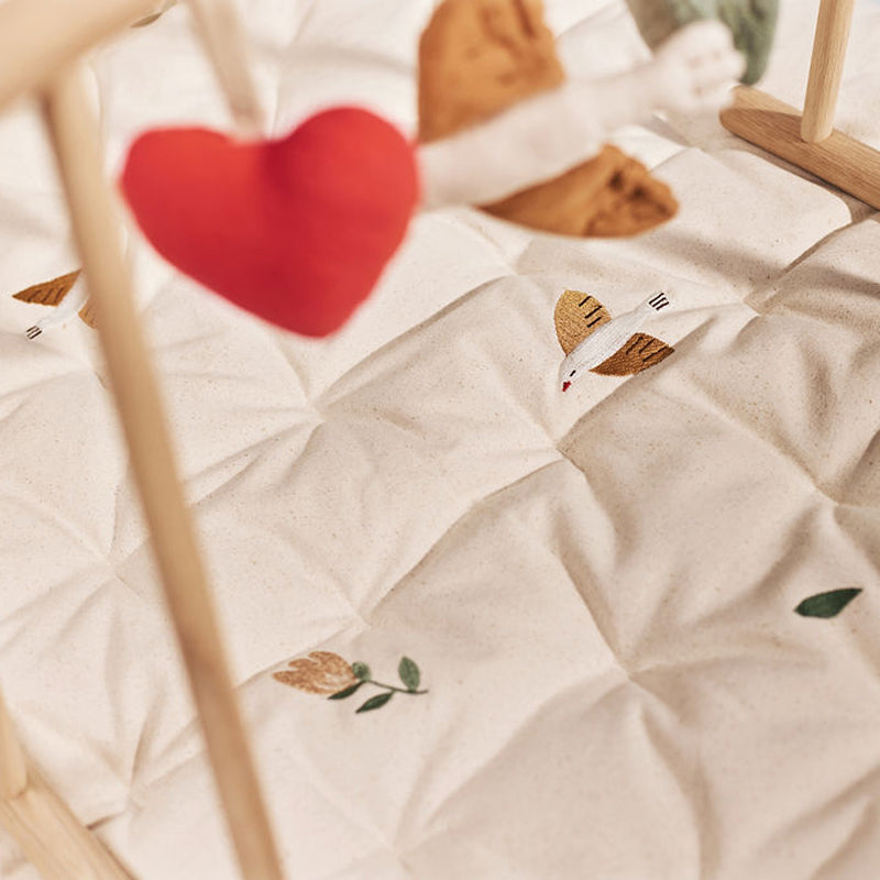 Dear April Bestickte Spielmatratze in 'Songbirds'
