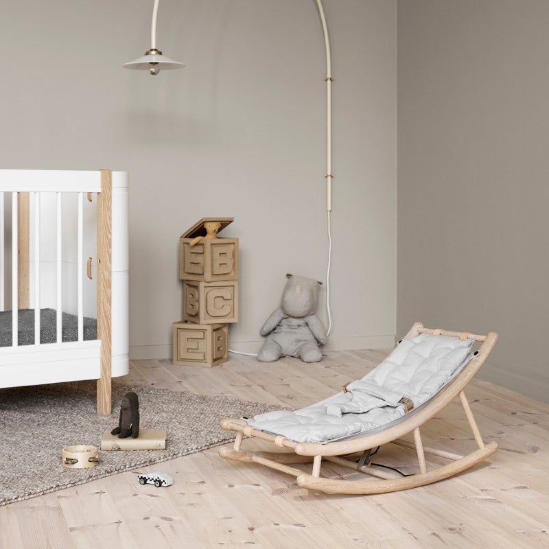 Oliver Furniture Wood Baby- und Kleinkindwippe in Eiche mit Bezug in grau