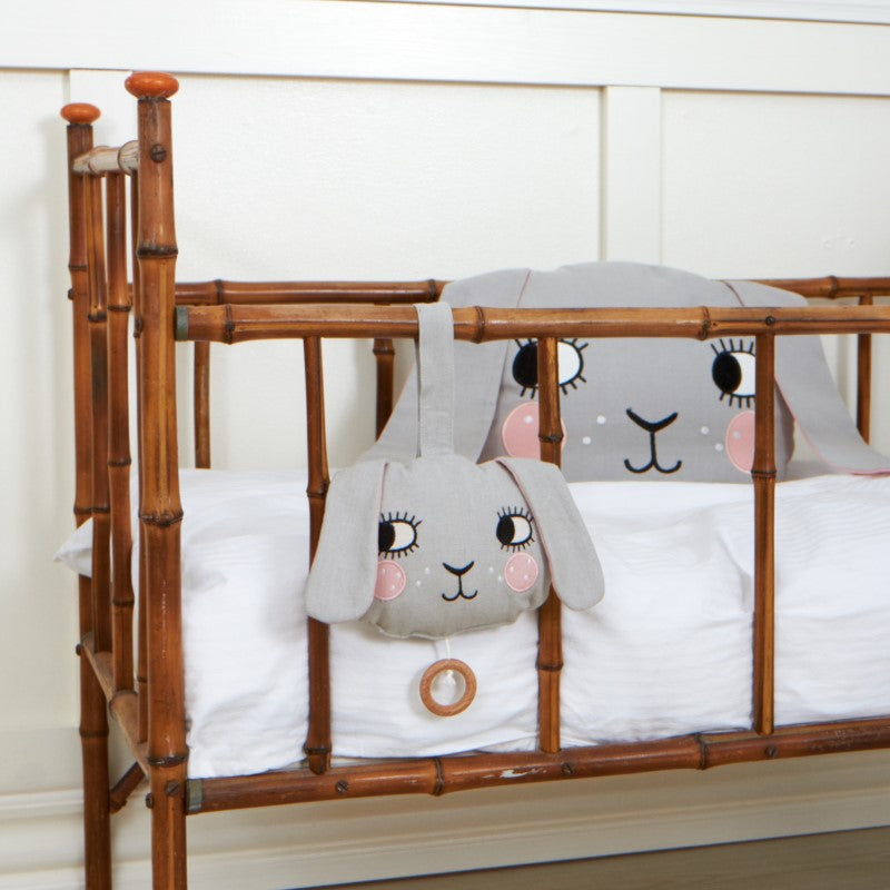 Roommate Bestickte Spieluhr Hase in hellgrau/rosa ca. 16cm